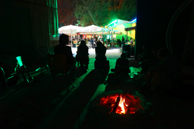 János Sugár, Fire in the Museum, OFF-Biennale Budapest, 2015. Photo by János Sugár / OFF-Biennale Budapest Archive. For this installation, groups of volunteers and audience have rotated to keep on the fire during the biennial.