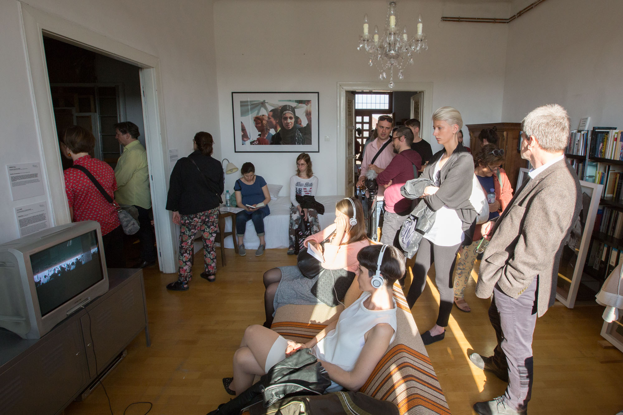 Horizontal Standing, exhibition at a private apartment, curated by Kati Simon and Zsolt Vásárhelyi. OFF-Biennale Budapest, 2015. Photo by The Orbital Strangers Project/OFF-Biennale Budapest Archive