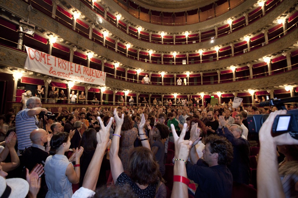 Assembly at the occupied Teatro Valle in Rome. The banner reads: “How sad it is to be prudent – from the theatre workers”. Source: P2P Plazas (https://p2pplazas.net/164), cc-by-sa-nc.